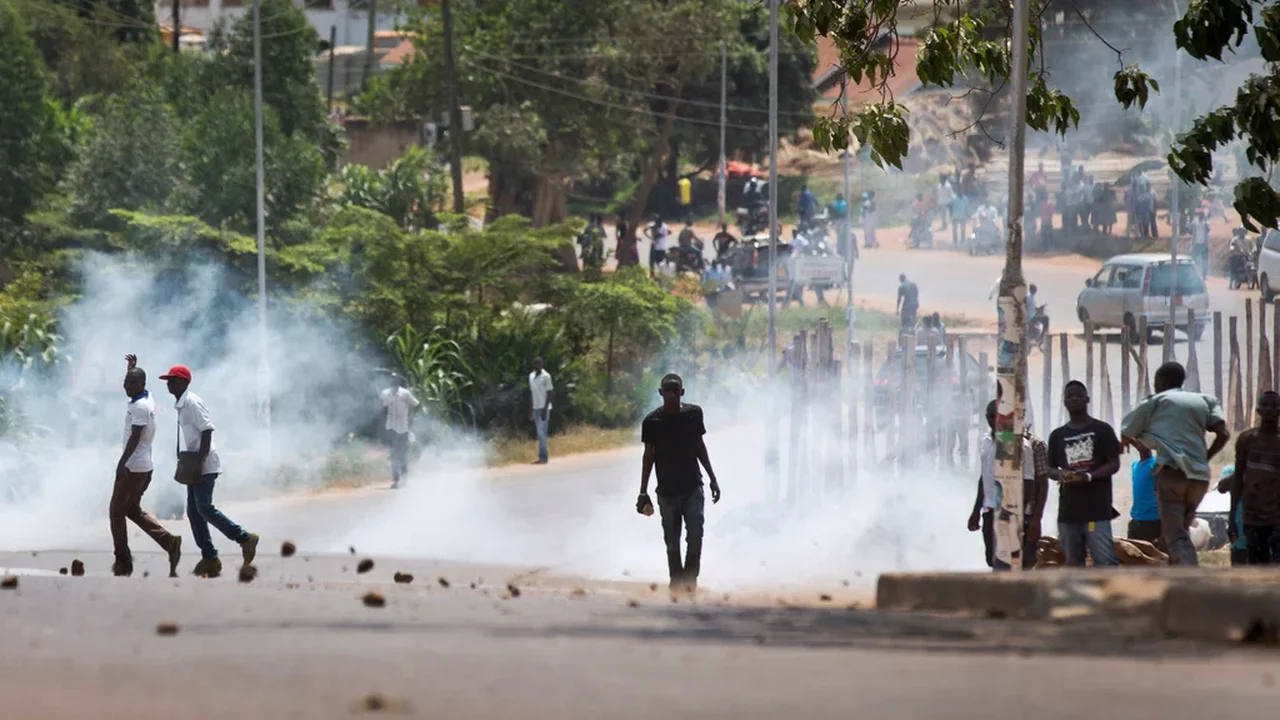 Às vésperas das eleições, as forças de segurança de Uganda são acusadas de usar violência contra a oposição
