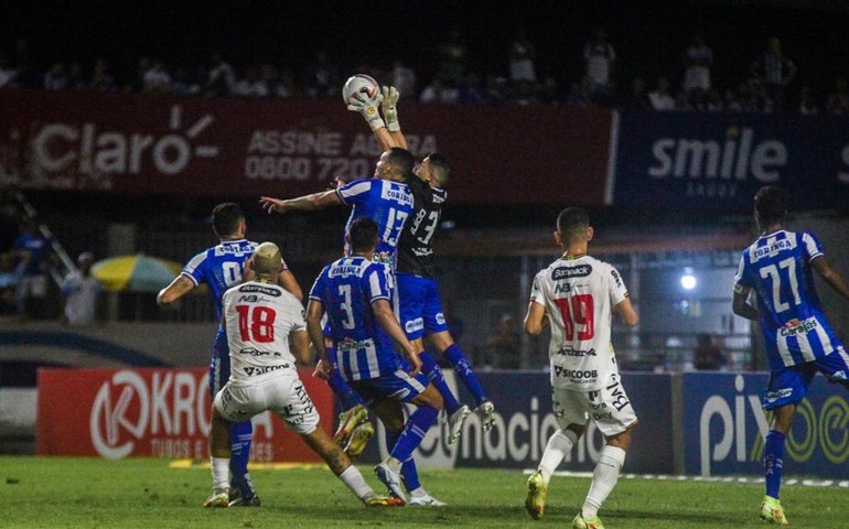 CSA derrota Brusque, mas continua na zona de rebaixamento da Série B