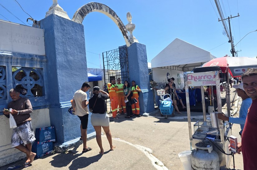 Cemitérios da capital registraram cerca de 70 mil visitantes no Dia de Finados