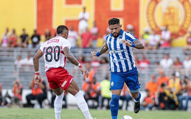 Em jogo de cinco gols, CSA vence o CRB e segue líder do Campeonato Alagoano
