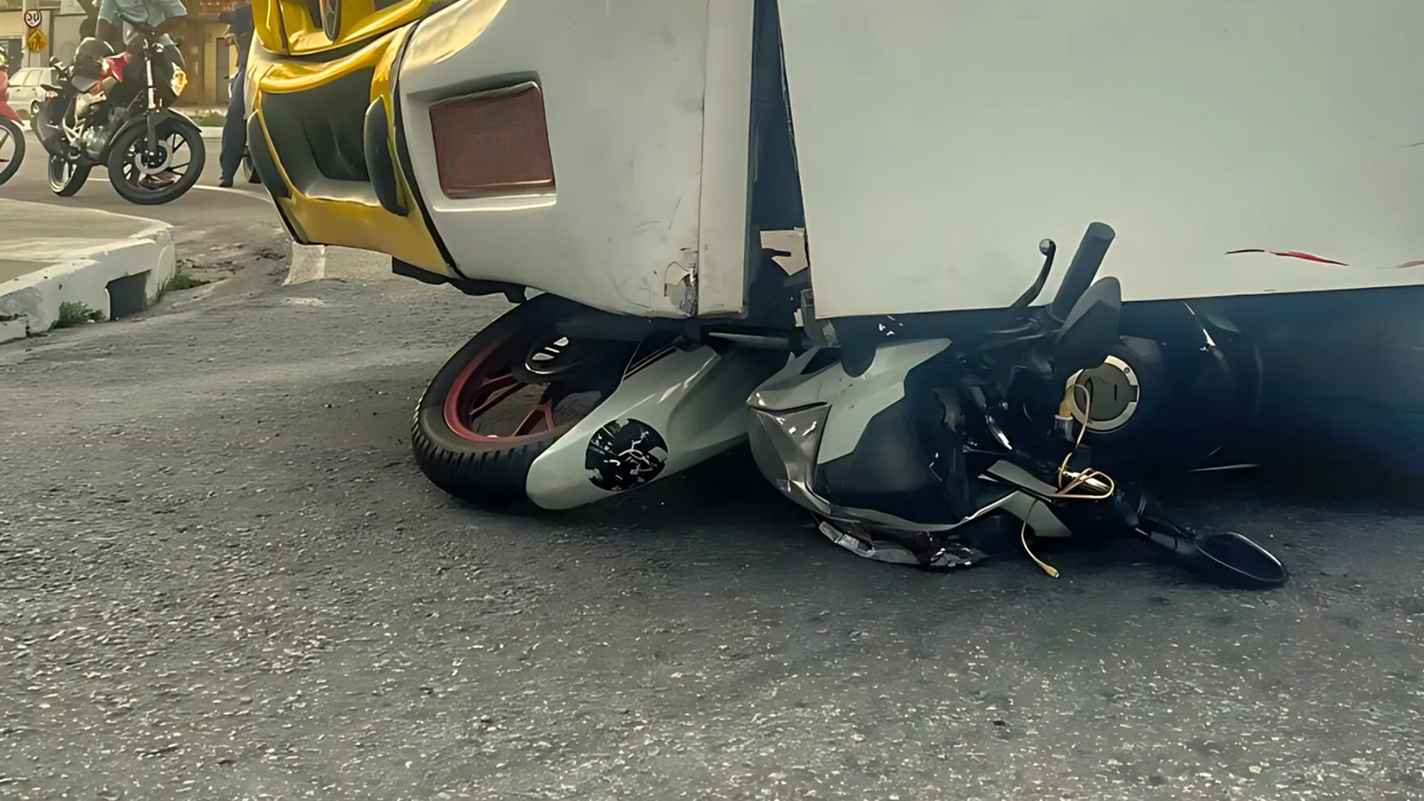 Corpo de Bombeiros resgata vítimas de colisão entre ônibus e motocicleta em Maceió