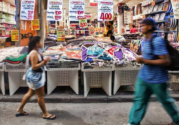 Vendas do varejo caem 2,5% em março ante fevereiro, afirma IBGE