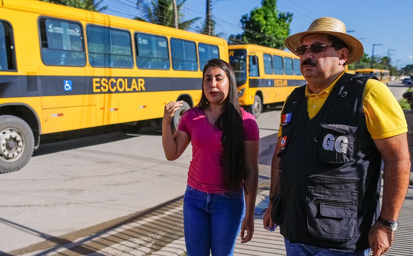 Gilberto e Gabriela Gonçalves vistoriam novos ônibus para reforçar o transporte escolar do município