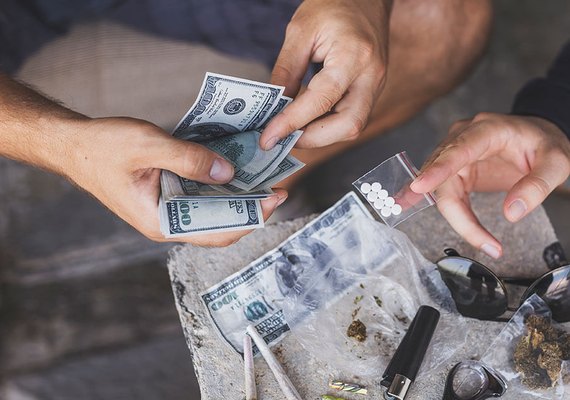 Denúncia de violência doméstica leva PM a casa e resulta em prisão por tráfico em Arapiraca