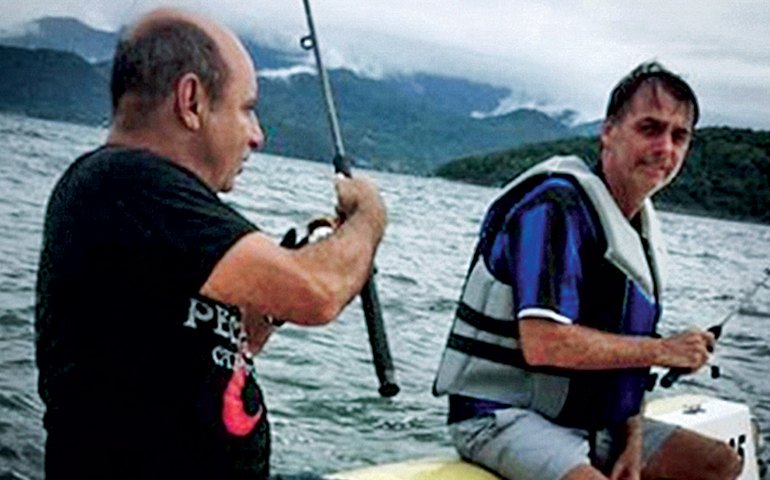 Bolsonaro e Queiroz ironizam covid-19 e fazem mesma piada sobre morte de Lázaro