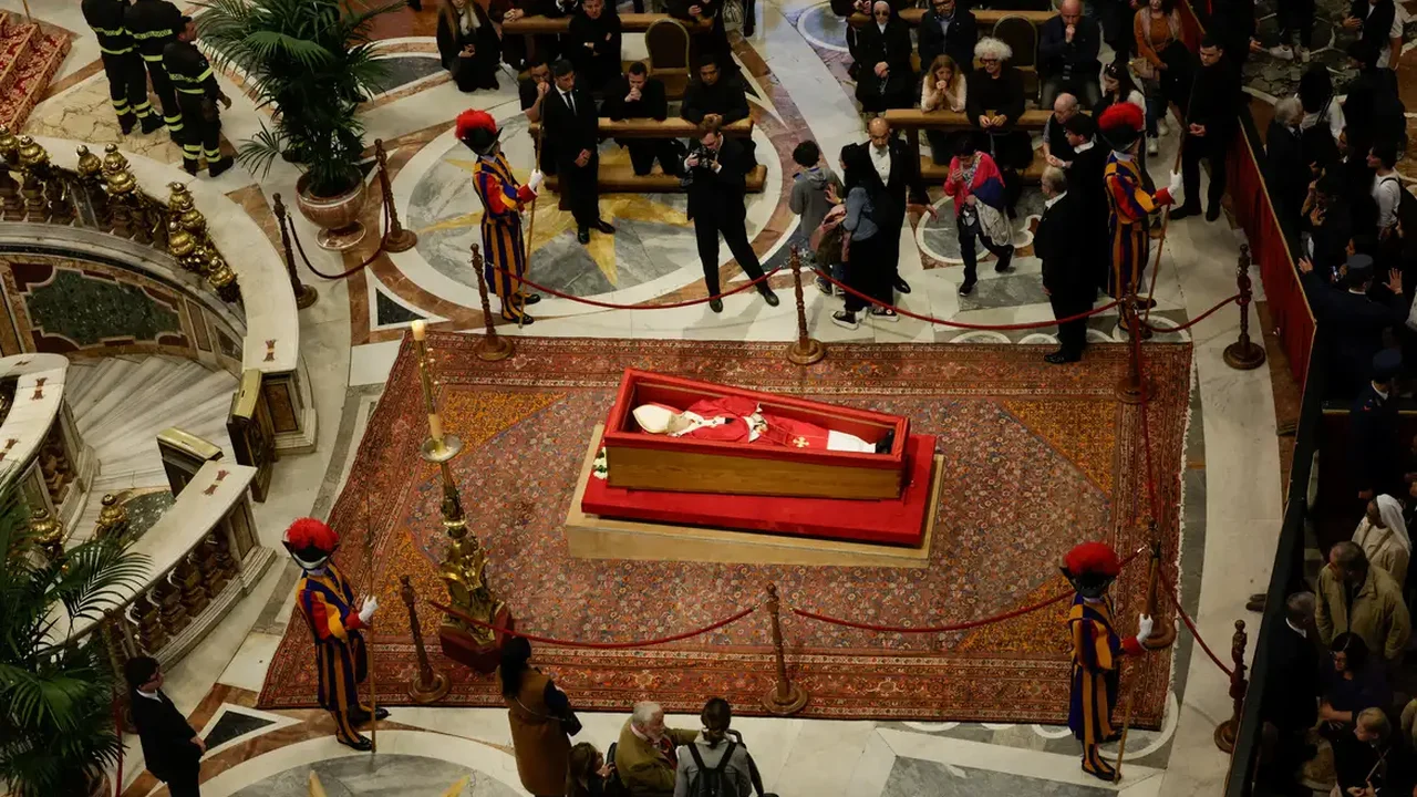 Vaticano diz que 250 mil pessoas visitaram caixão do Papa