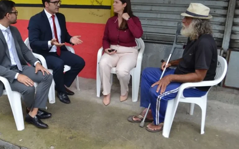 Juiz realiza audiência em calçada na Levada e assegura benefício a homem em situação de rua