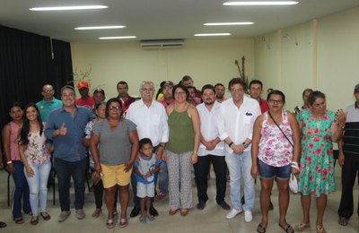 Arapiraca: prefeitura entrega boletos pagos para agricultores que estavam inadimplentes