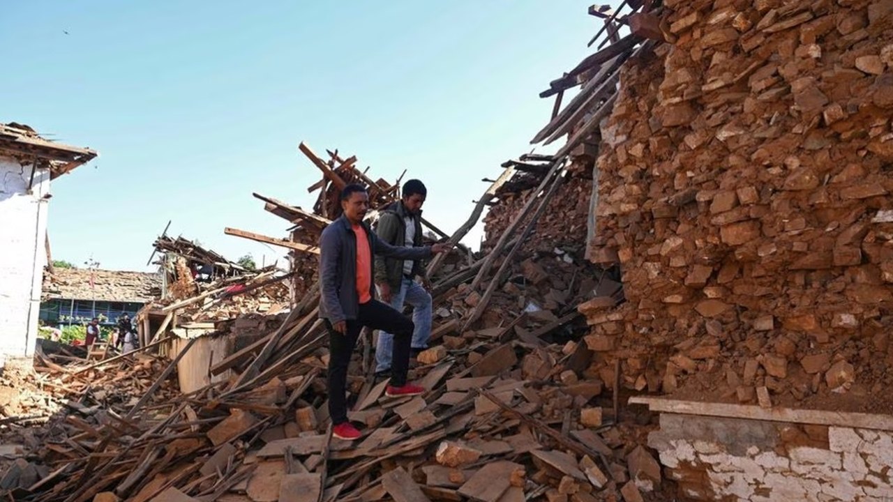 Funcionário de hidrelétrica capta momento de fuga durante avalanche de lama no Nepal