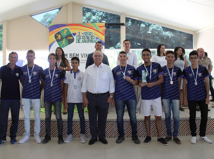 Durante solenidade, Rogério premia os campeões do XIX Jogos Escolares