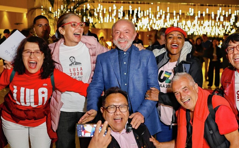 Lula chega à Europa e participa de cúpula internacional pela democracia em Barcelona