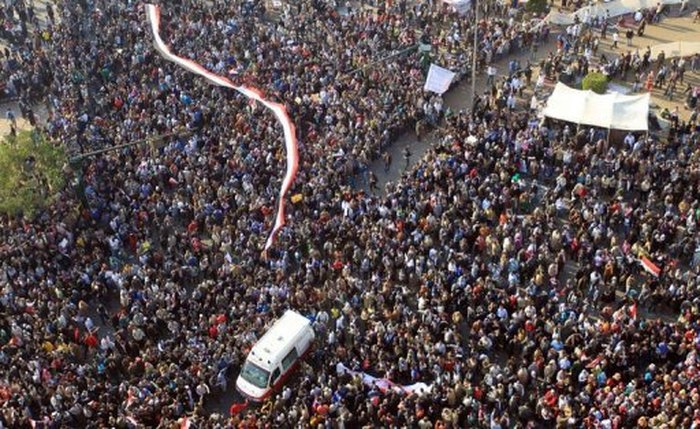 Milhares de pessoas protestam e pedem novo regime no Egito