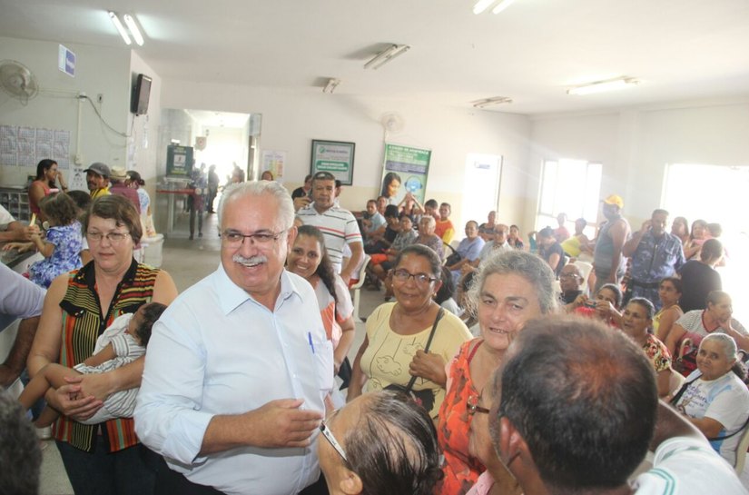 Em visita surpresa ao CRIA, Rogério Teófilo ouve pacientes e funcionários