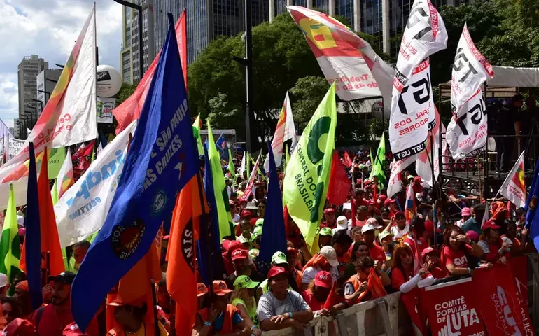 Centrais sindicais aguardam Lula em ato de 1º de maio em SP