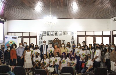 Estudantes da rede municipal recebem prêmios em concurso de redação da Esmal