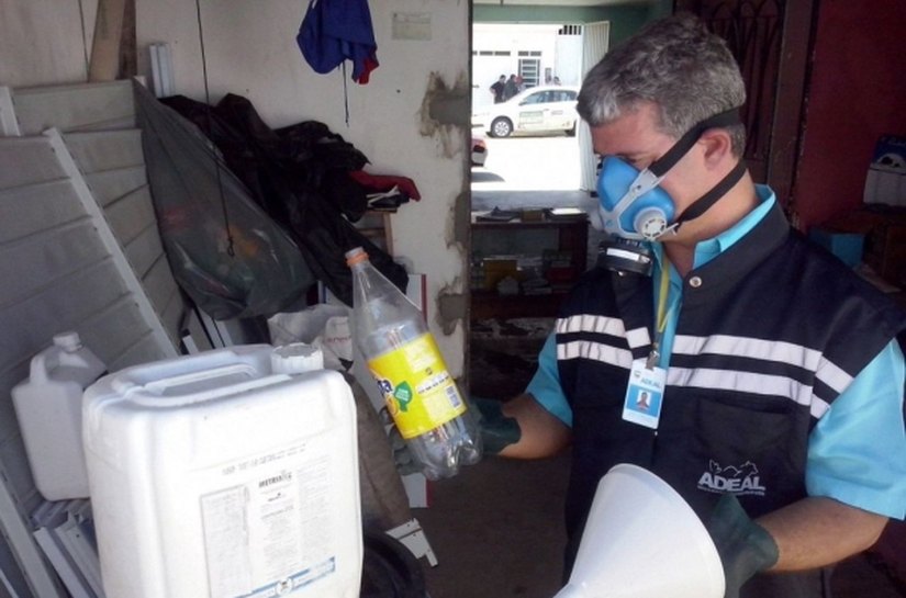 Técnicos da Adeal fiscalizam revenda de agrotóxicos no Sertão