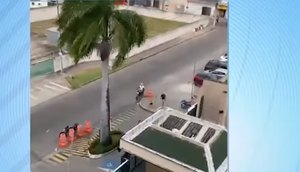 Assaltante desce de motocicleta e parte para cima de vítimas em frente a condomínio na Farolândia, em Aracaju. / Foto: Imagem: Reprodução/TV Atalaia/Redes socias