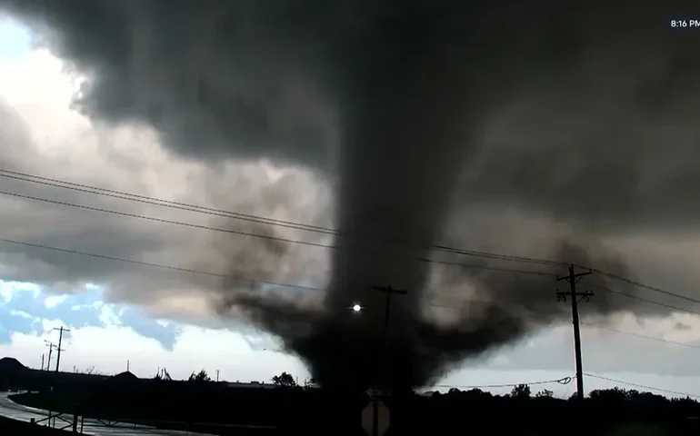 Tornado violento rasga a cidade de Oklahoma, danificando 40 casas, mas poupando vidas