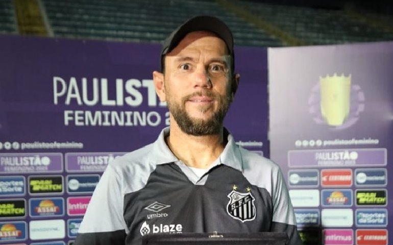 Acusado de assédio por jogadoras, técnico Kleiton Lima pede demissão do Santos