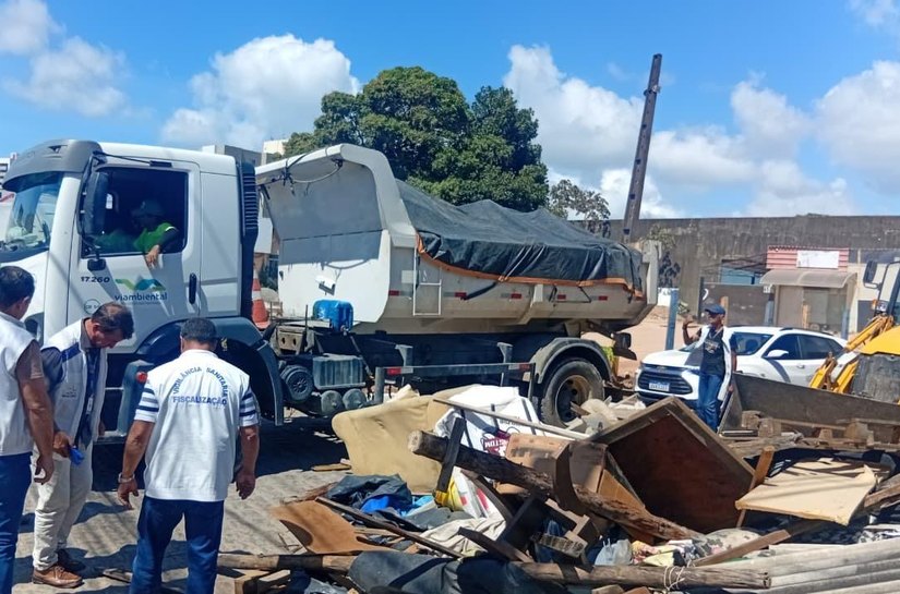 Vigilância Sanitária e Alurb recolhem 3 toneladas de entulhos em via pública