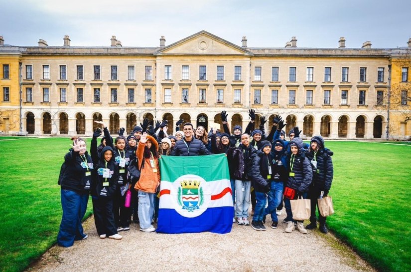 JHC e Marina Candia acompanham alunos em intercâmbio histórico na Inglaterra