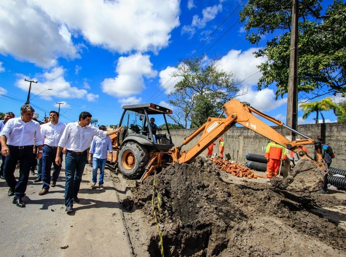 Rui faz vistoria em obras de drenagem e pavimentação na Via Expressa
