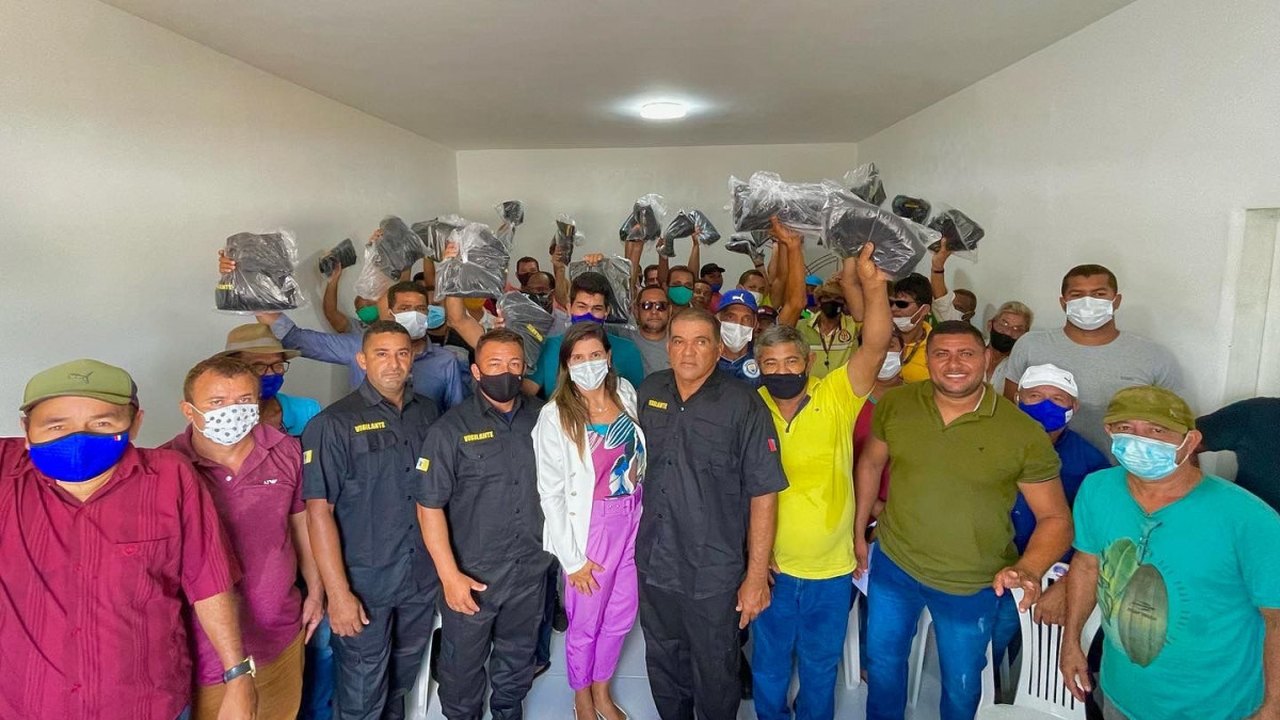 Valorizando o servidor público, prefeita Marcela Gomes entrega fardamentos a vigilantes municipais de Novo Lino