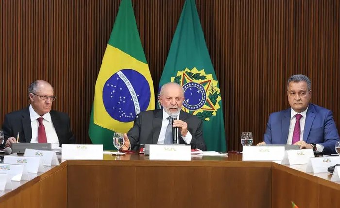 Presidente Lula durante reunião com governadores e ministros