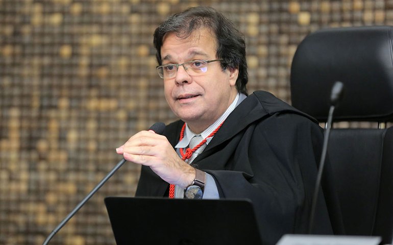 Alcides Gusmão renuncia à Presidência do TJ; Tutmés assume