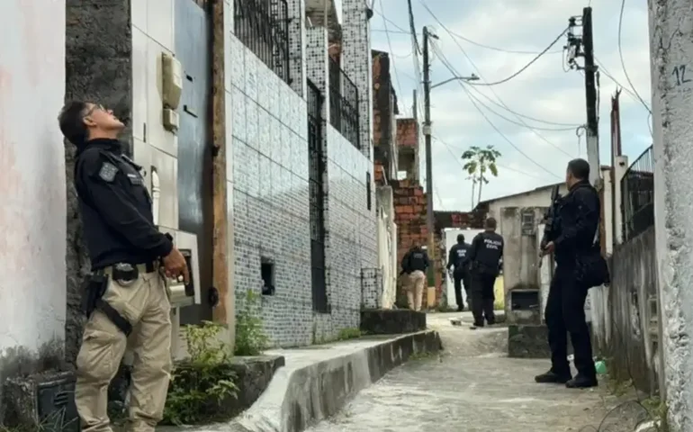 Operação policial na Bahia prende 14 e bloqueia R$ 100 milhões de facção