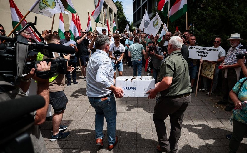 Agricultores jogam esterco no prédio da Comissão Europeia, em protesto contra ajuda à Ucrânia