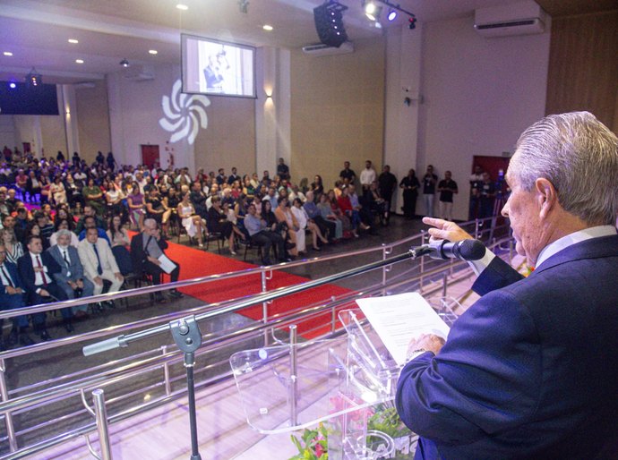 Orlando Rocha prestigia lançamento de documentário sobre o historiador Douglas Apratto