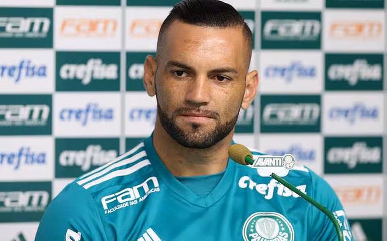 Weverton, goleiro do Palmeiras, realiza sonho de pilotar avião sozinho