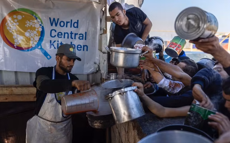 O que é a World Central Kitchen e como ela ajudou as pessoas em Gaza?