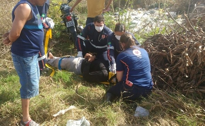 Vítima caiu com a moto no mato às margens da pista - Foto: 7segundos