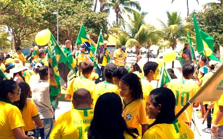 Caminhada de Josan Leite percorreu as orlas da Pajuçara e Ponta Verde com a onda Verde e Amarela