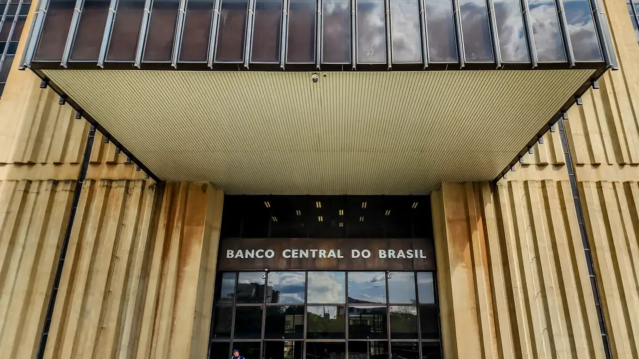 Inflação prevista pelo Focus supera 5%, mas Copom deve manter cortes graduais nos juros