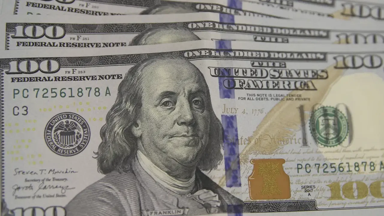 Dólar sobe após Fed adotar tom duro; Copom alivia juros curtos