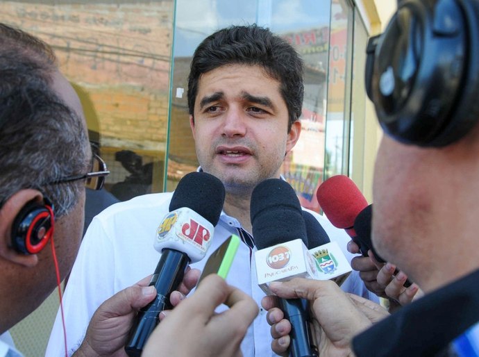 Rui vistoria obras no Vergel na noite desta terça-feira