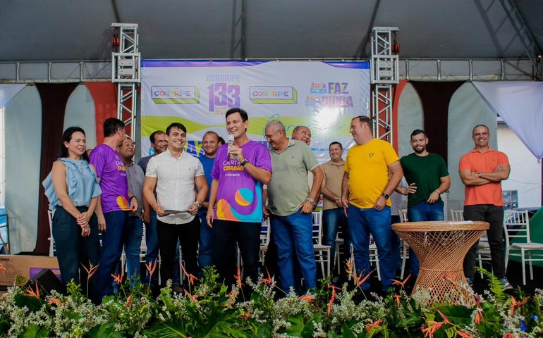 No segundo aniversário do Cartão Cidadão, prefeito Marcelo Beltrão anuncia pagamento do 13º salário do programa