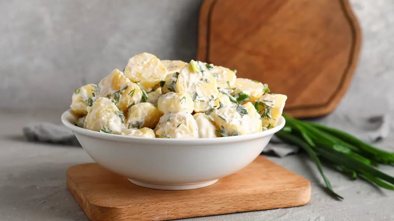 Quer deixar a salada de batata mais leve? Veja como usar iogurte no lugar da maionese