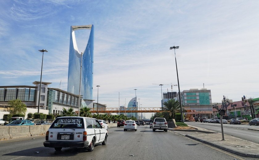 Arábia Saudita resiste aos apelos para cortar investimentos em petróleo