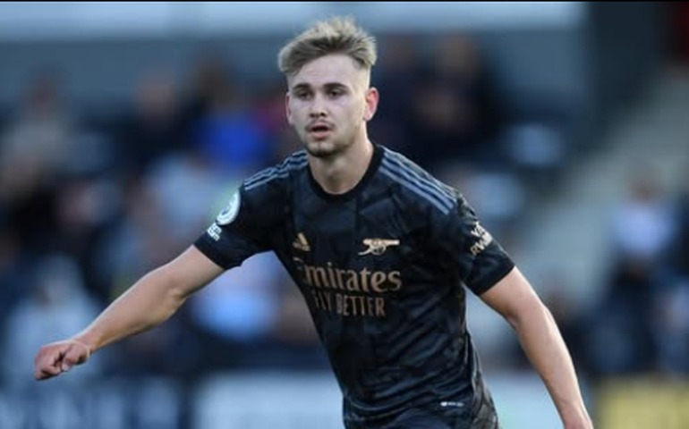 Ex-jogador do Arsenal sofre grave lesão cerebral durante jogo e está em coma induzido