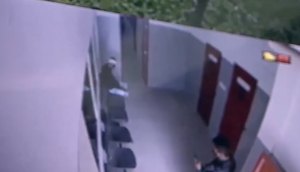 Atingido pelo pedaço de madeira foi socorrido em um hospital. / Foto: Imagem: Reprodução/TV Atalaia