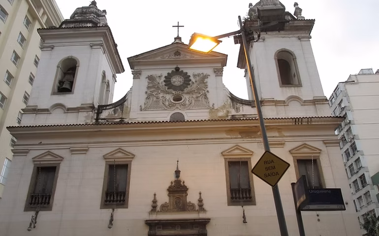 Igreja que abriga o Museu do Negro sofre com infiltrações e mofo