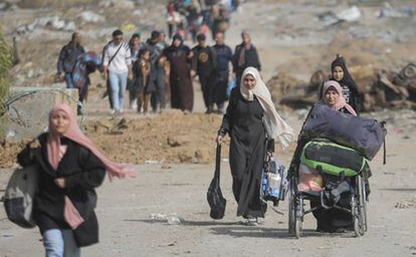 Palestinos correm para o mar após ajuda humanitária cair de avião; vídeo 