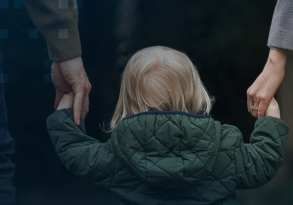 Família acolhedora recebe duas crianças em Maceió pela primeira vez