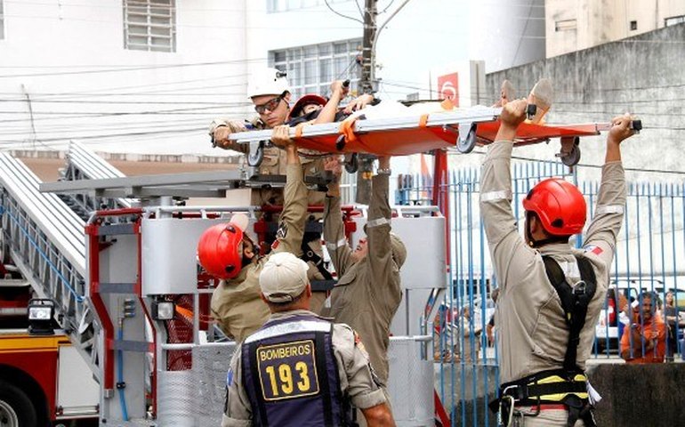 Corpo de Bombeiros faz simulação de resgate no Edifício Breda