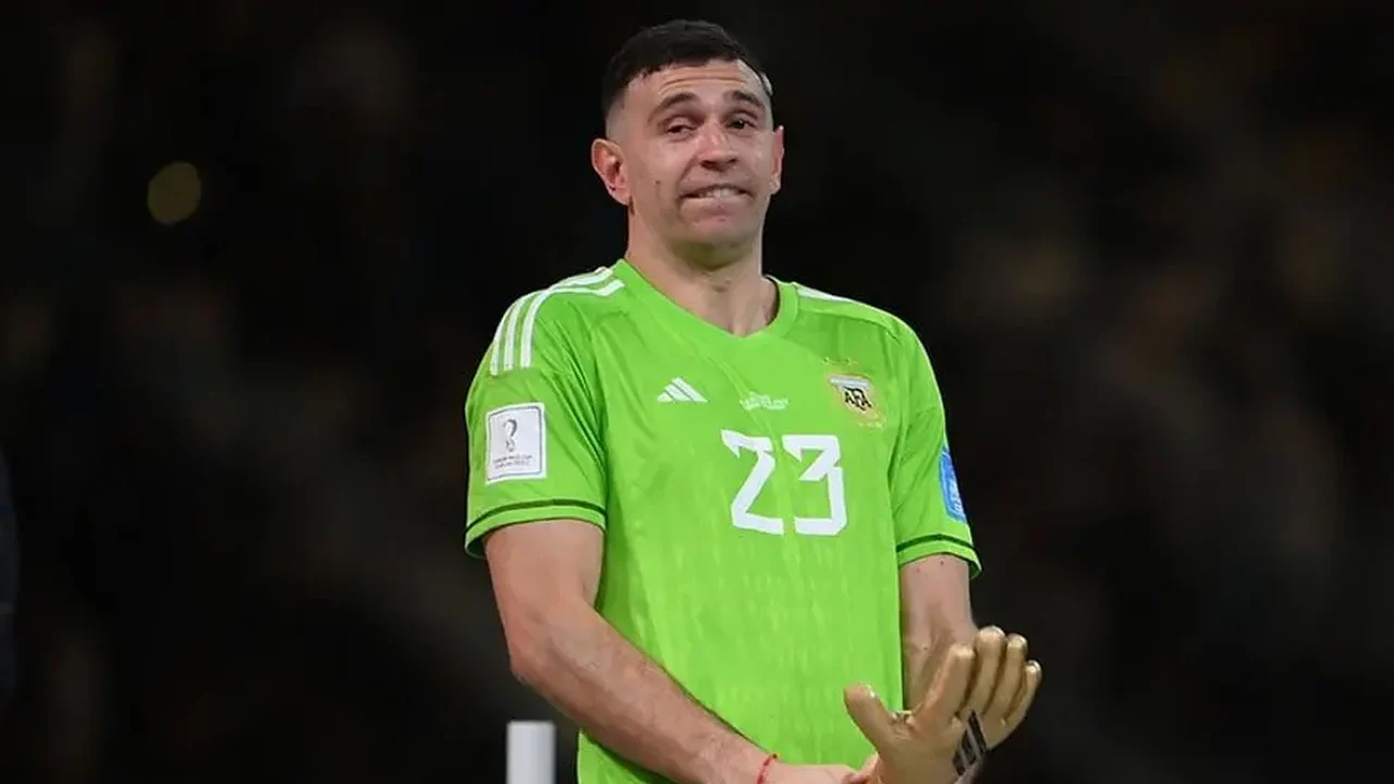 Chelsea abre conversas por Dibu Martínez após goleiro decidir deixar o Aston Villa