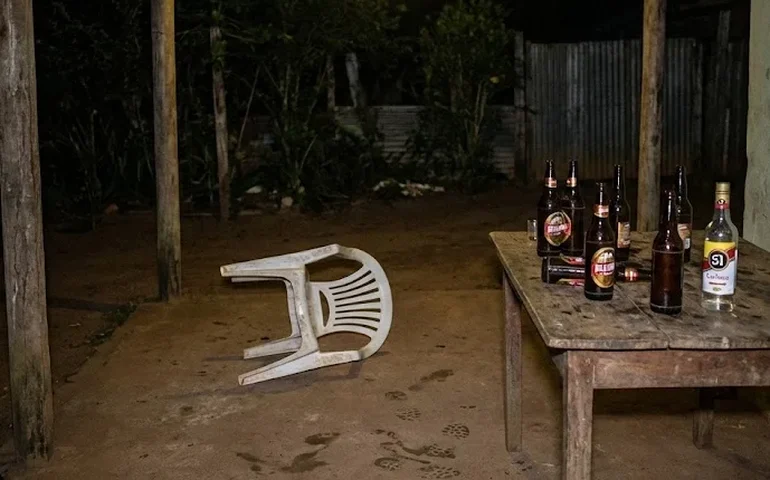 Bebedeira termina com homem agredido a pauladas no Carrasco; vítima pulou muro para pedir socorro